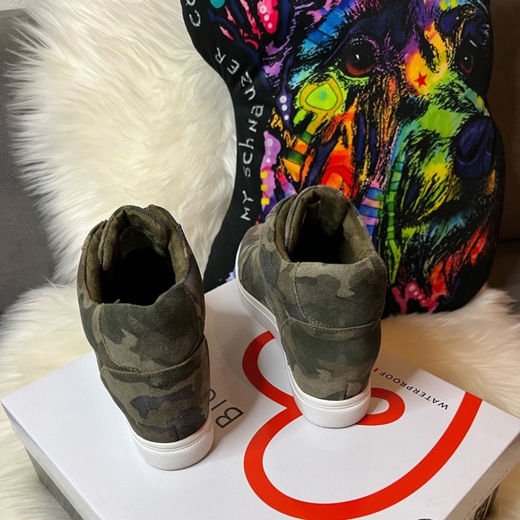 Blondo Glenda Camoflage Suede Waterproof - Picture 7 of 10